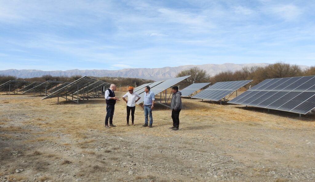 ESPERANZA. Ascárate y el cacique Gonzalez recorren los paneles solares que brindarán mayor eficiencia y menos gastos y un sistema de modernización en materia energética.