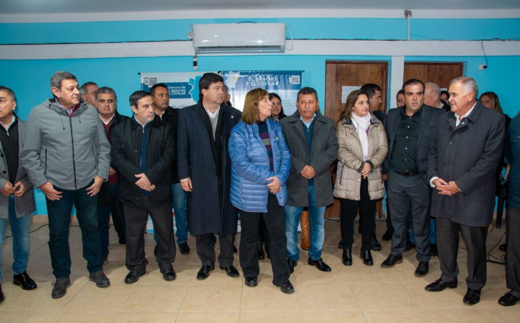 El gobernador, Osvaldo Jaldo, visitó esta tarde la comuna de El Bracho y El Cevilar, en el este tucumano, en donde hizo entrega de siete viviendas que fueron construidas en el marco del programa PROMAT, del Instituto Provincial de Vivienda y Desarrollo Urbano (IPVDU), que aporta los materiales para que los propietarios construyan sus propias casas.