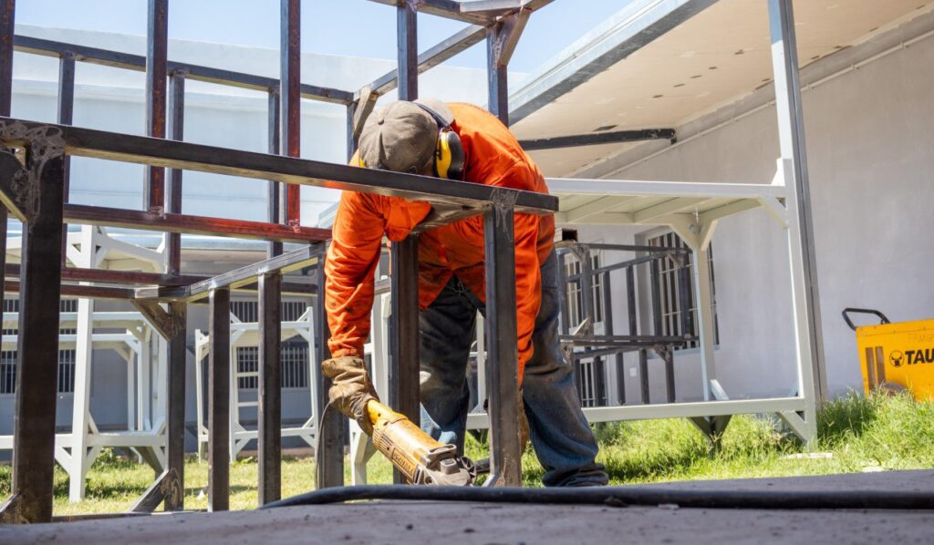 Autoridades del Ministerio de Obras y Servicios Públicos supervisaron las obras en la alcaidía de Delfín Gallo, donde los trabajos están cerca de su conclusión, con fecha estimada para noviembre.