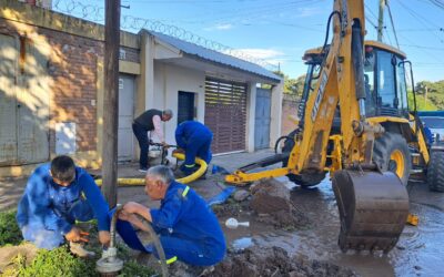 La SAT está trabajando para reparar una importante fuga de agua en Delfín Gallo y Rivadavia