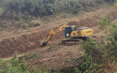 Limpieza y mantenimiento de canal de desagüe en La Cocha