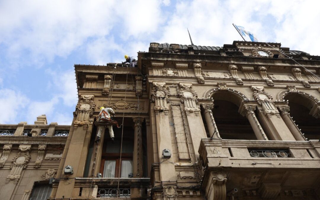 Obras Públicas continúa con los trabajos en la fachada de Casa de Gobierno