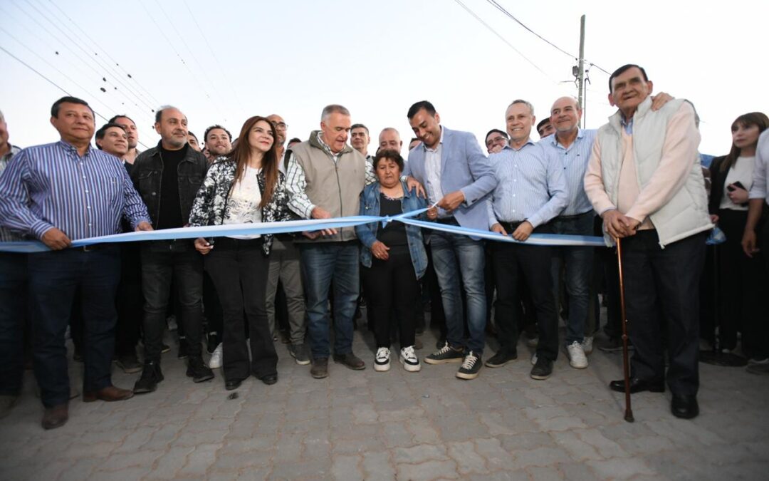 Jaldo inauguró obras y entregó viviendas en Villa Benjamín Aráoz