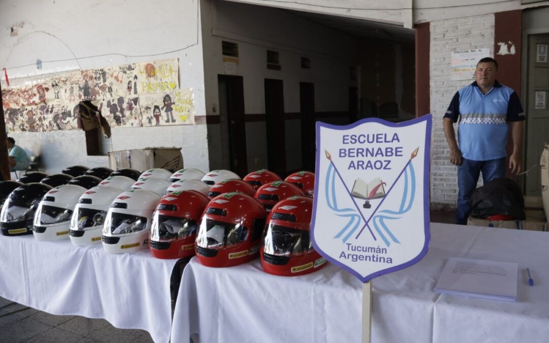 El Gobierno profundiza la educación vial con la entrega de 100 cascos en la Escuela Bernabé Aráoz