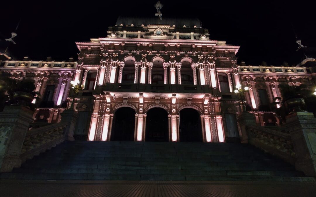 Iluminaron Casa de Gobierno de amarillo en homenaje a las víctimas viales
