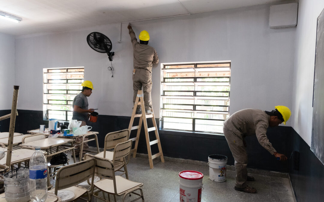 Obras Públicas avanza con la puesta a punto de la Escuela Secundaria del barrio Los Pinos