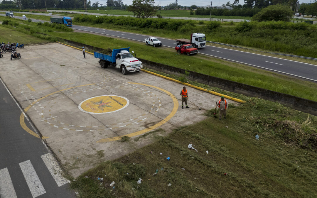 El Ministerio de Obras Públicas puso en marcha la limpieza y desmalezamiento de los accesos a la Capital